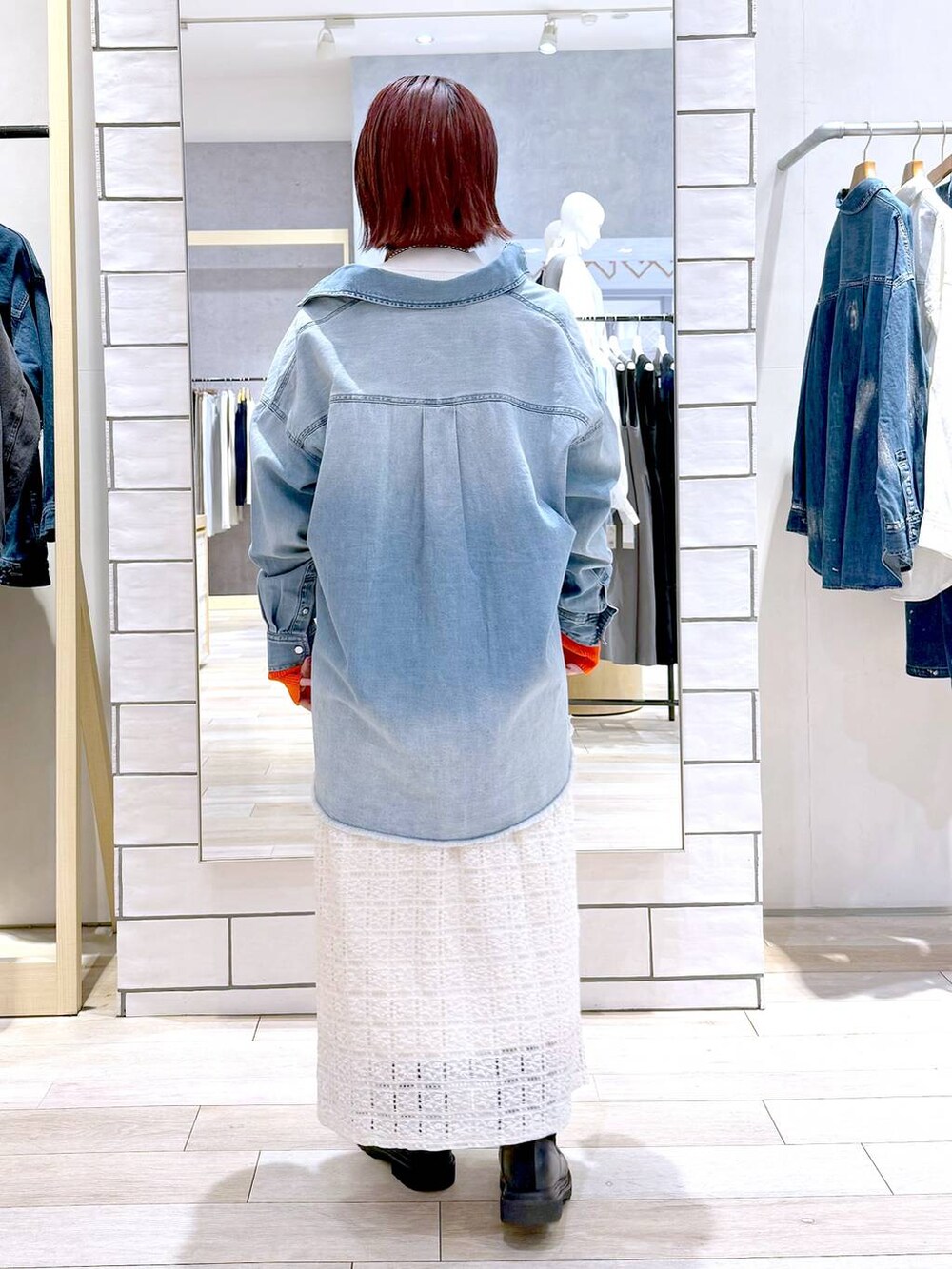 ブルー系のシャツ/ブラウス、ホワイト系のニット/セーター、ホワイト系のスカートを着用したレディースの冬コーディネートの4枚目の写真