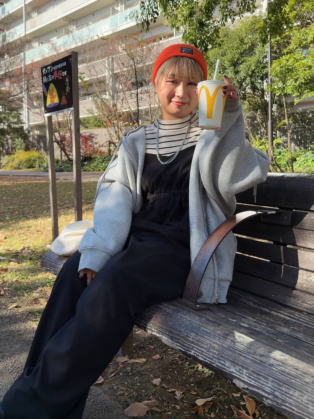 ブラック系のサンダル、ホワイト系のニット/セーター、グレー系のパーカーを着用したレディースの秋コーディネートの4枚目の写真