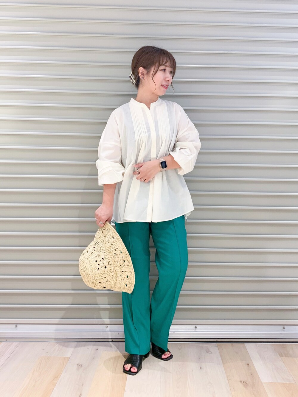 ホワイト系のシャツ/ブラウス、グリーン系のその他パンツ、ブラック系のその他シューズを着用したレディースの春コーディネートの2枚目の写真