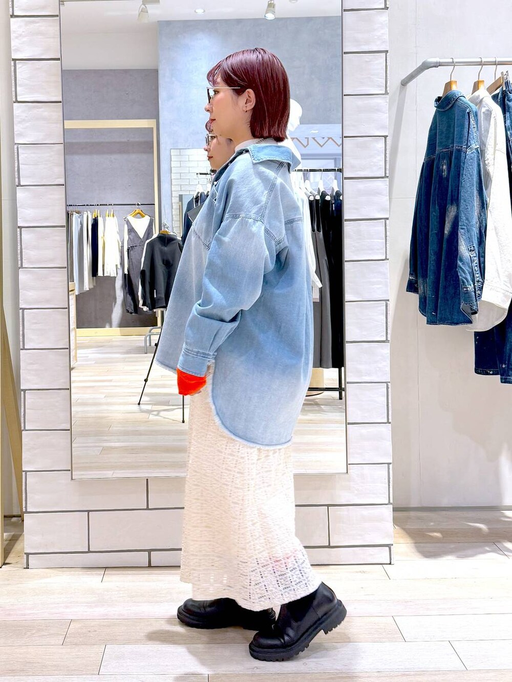 ブルー系のシャツ/ブラウス、ホワイト系のニット/セーター、ホワイト系のスカートを着用したレディースの冬コーディネートの5枚目の写真