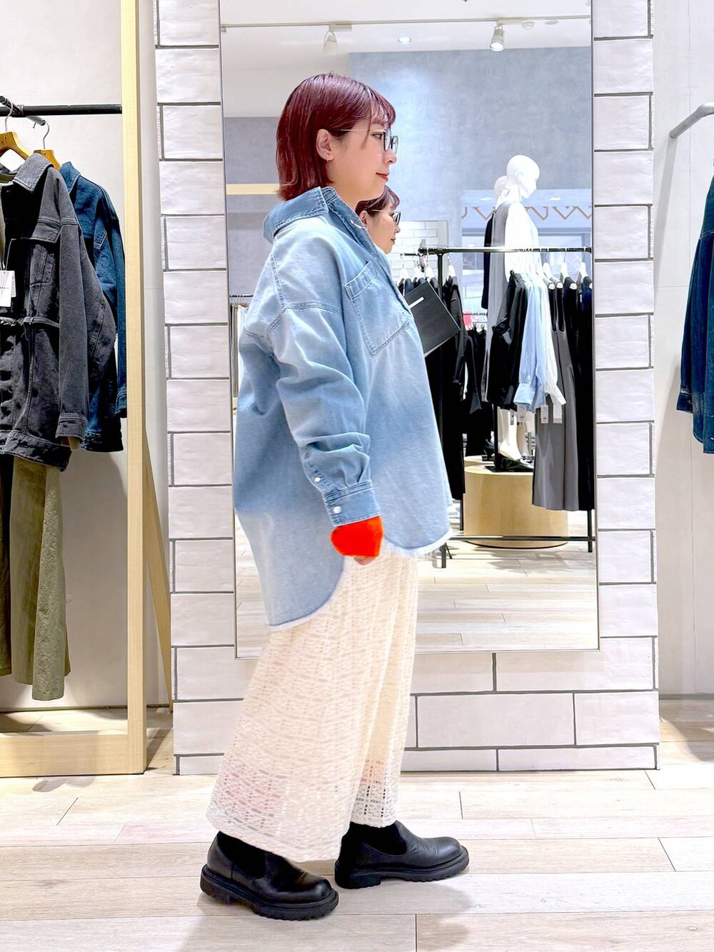 ブルー系のシャツ/ブラウス、ホワイト系のニット/セーター、ホワイト系のスカートを着用したレディースの冬コーディネートの3枚目の写真