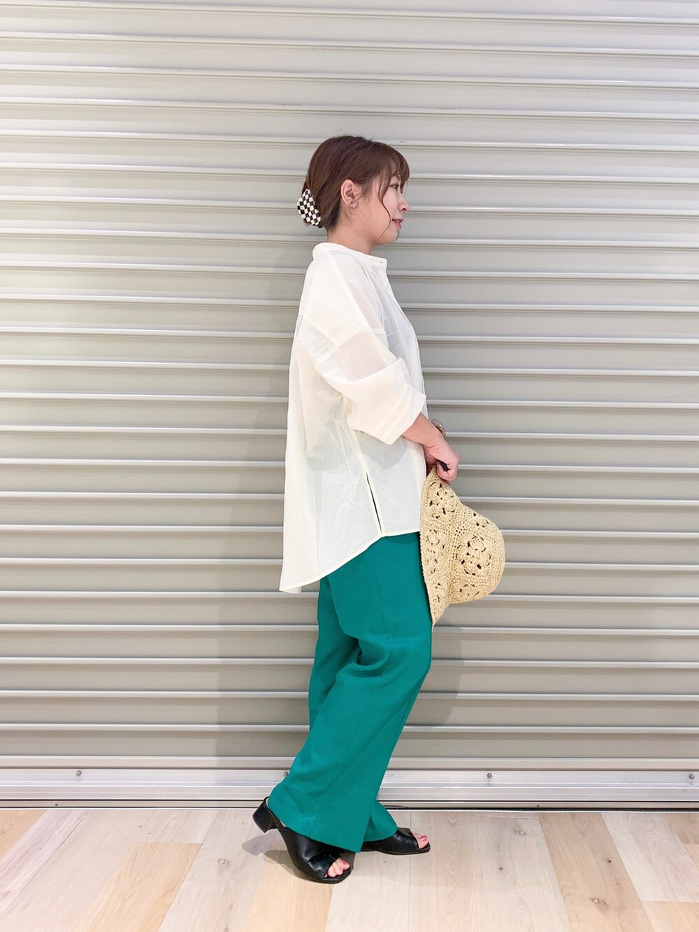 ホワイト系のシャツ/ブラウス、グリーン系のその他パンツ、ブラック系のその他シューズを着用したレディースの春コーディネートの3枚目の写真