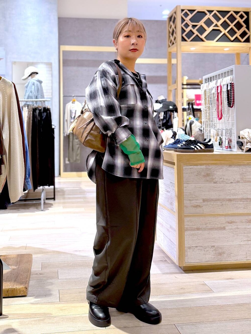 ブラック系のTシャツ/カットソー、グレー系のその他パンツ、ブラック系のシャツ/ブラウスを着用したレディースの秋コーディネートの5枚目の写真