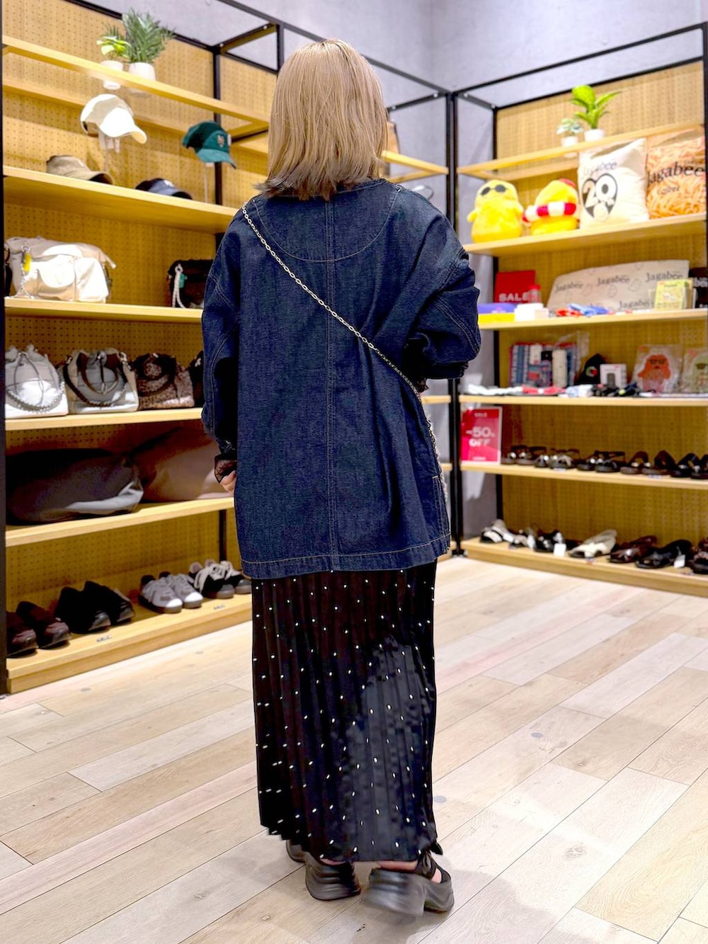 その他のスカート、ブルー系のシャツ/ブラウス、ブラック系のサンダルを着用したレディースの夏コーディネートの3枚目の写真