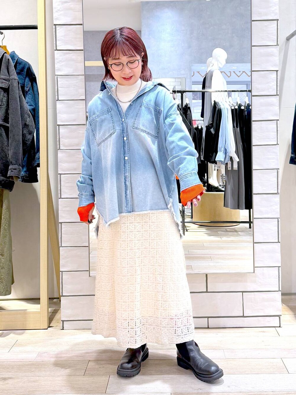 ブルー系のシャツ/ブラウス、ホワイト系のニット/セーター、ホワイト系のスカートを着用したレディースの冬コーディネートの7枚目の写真