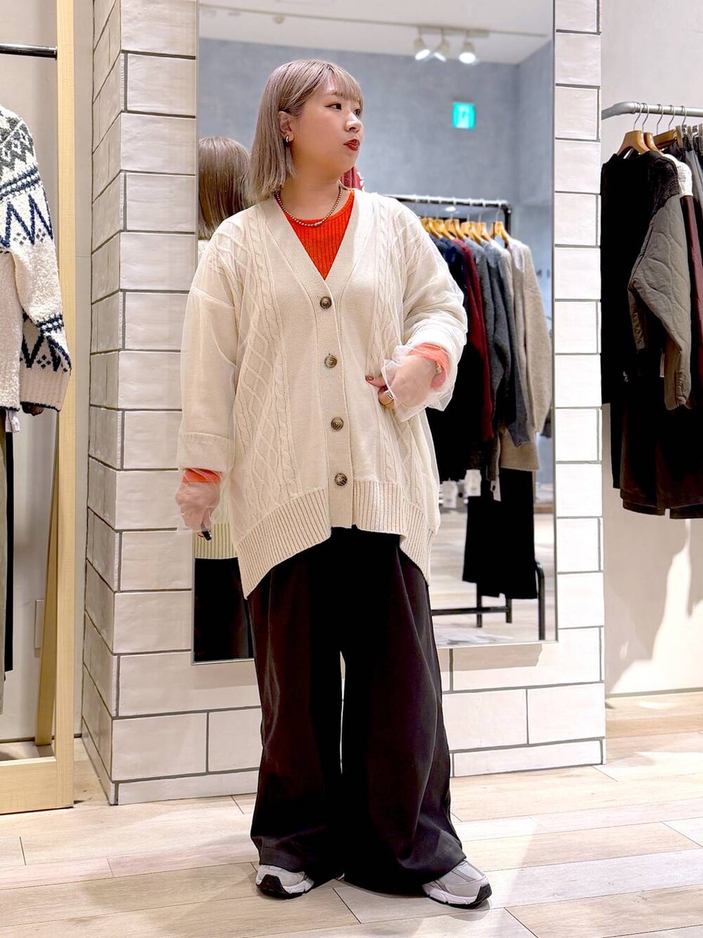 グレー系のその他パンツ、ホワイト系のカーディガン/ボレロを着用したレディースの秋コーディネートの7枚目の写真