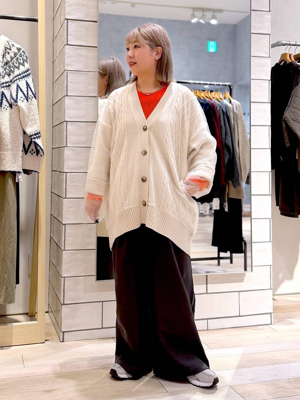 グレー系のその他パンツ、ホワイト系のカーディガン/ボレロを着用したレディースの秋コーディネートの2枚目の写真