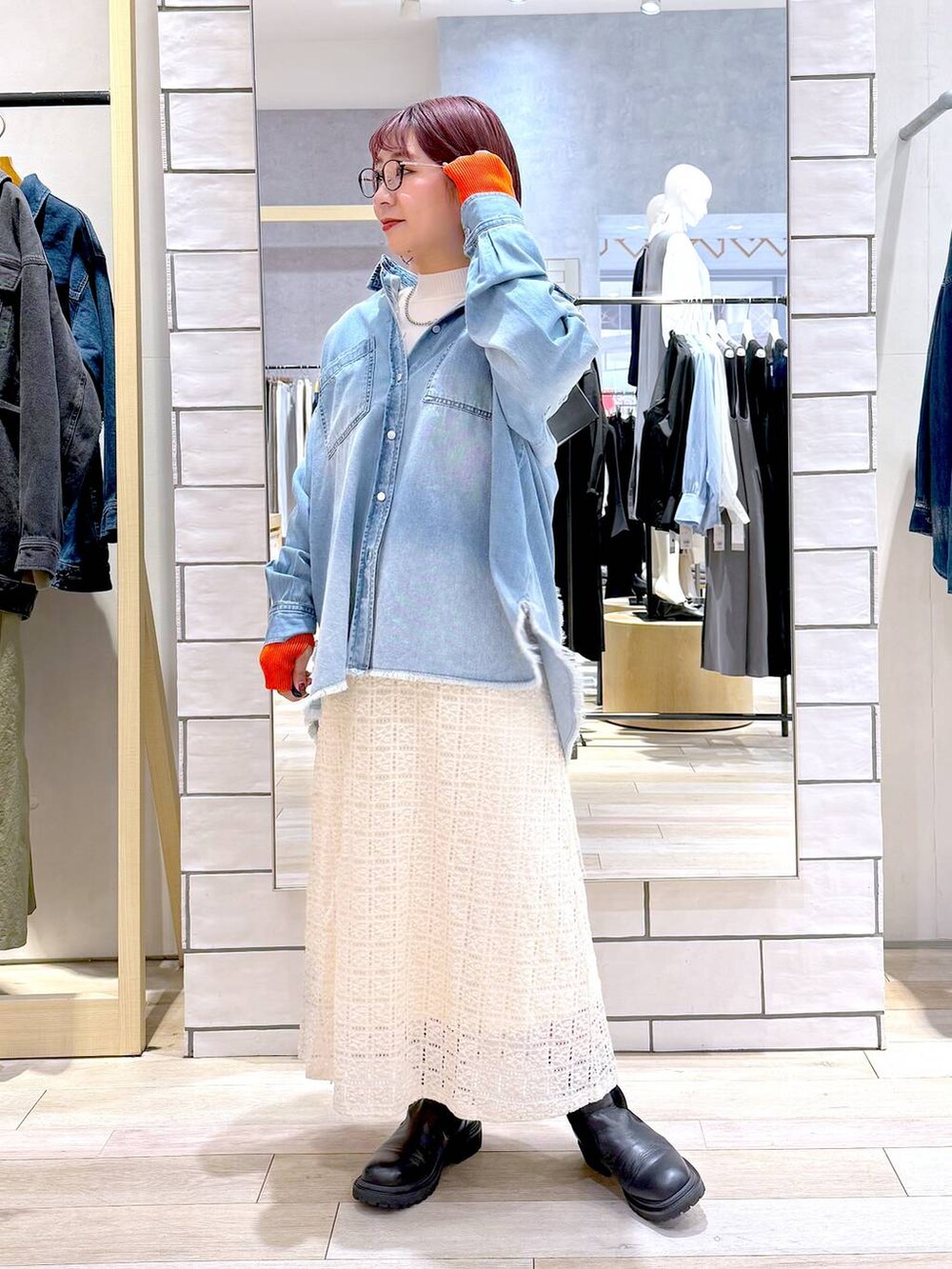 ブルー系のシャツ/ブラウス、ホワイト系のニット/セーター、ホワイト系のスカートを着用したレディースの冬コーディネートの6枚目の写真