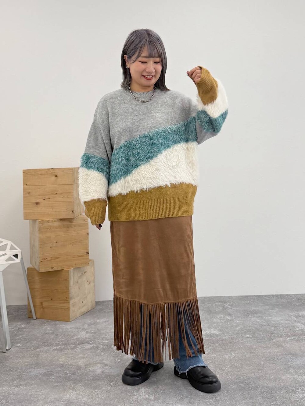 ブラック系のサンダル、イエロー系のスカート、グレー系のニット/セーターを着用したレディースの秋コーディネートの7枚目の写真