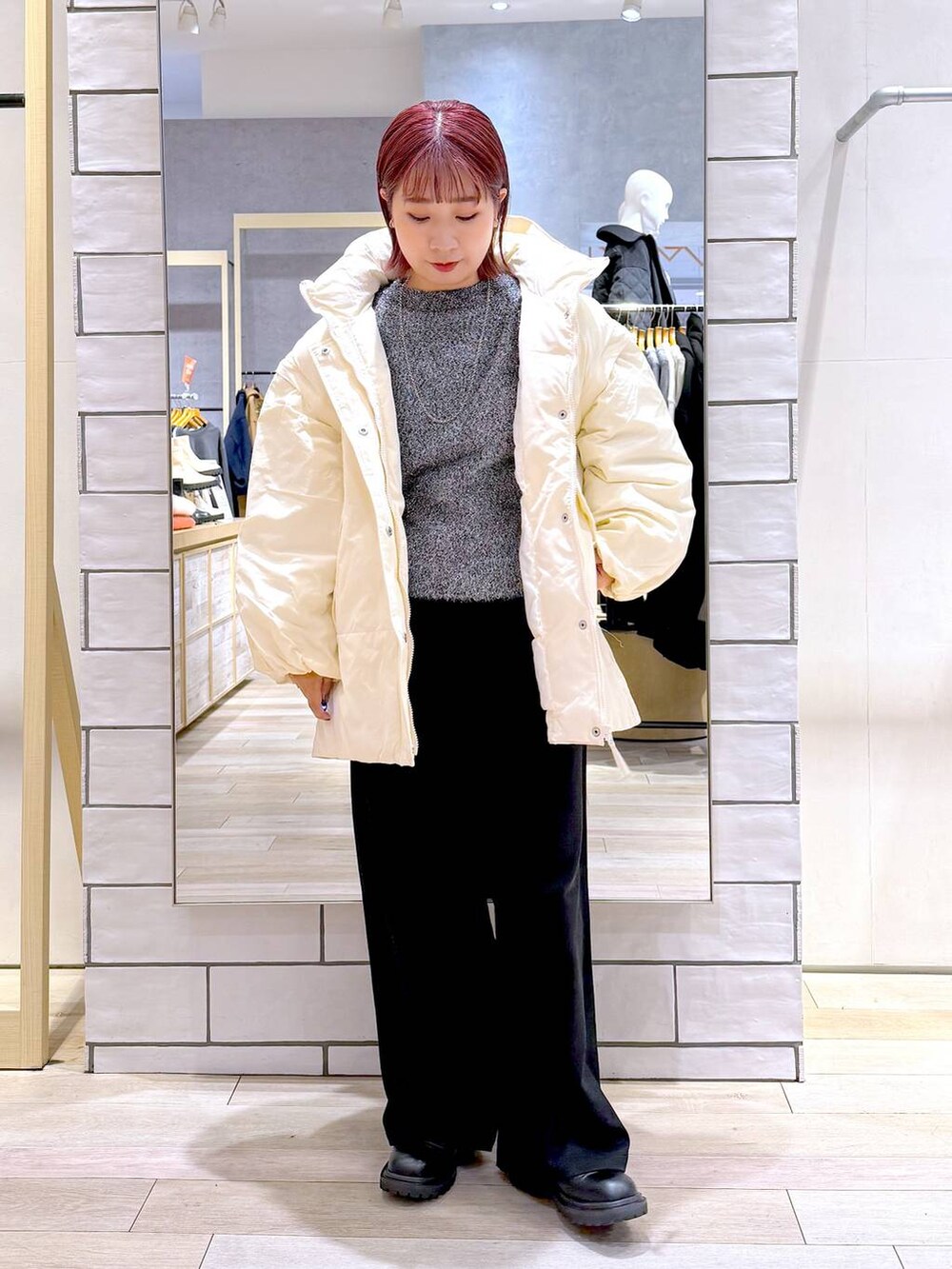 ホワイト系のその他アウター、ブラック系のその他パンツ、ブラック系のニット/セーターを着用したレディースの冬コーディネートの7枚目の写真