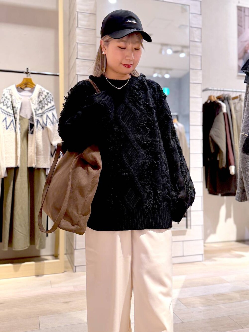 ホワイト系のその他パンツ、ブラック系のニット/セーター、ブラック系のブーツを着用したレディースの秋コーディネートの2枚目の写真