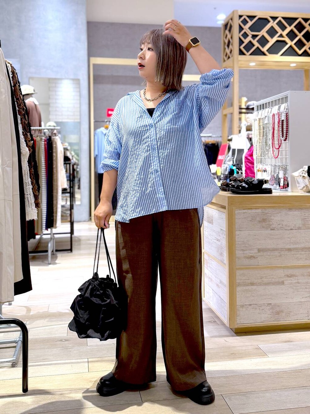 ブラック系のキャミソール、ブラウン系のその他パンツ、ブラック系のサンダルを着用したレディースの夏コーディネートの6枚目の写真