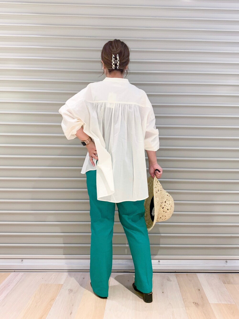 ホワイト系のシャツ/ブラウス、グリーン系のその他パンツ、ブラック系のその他シューズを着用したレディースの春コーディネートの4枚目の写真