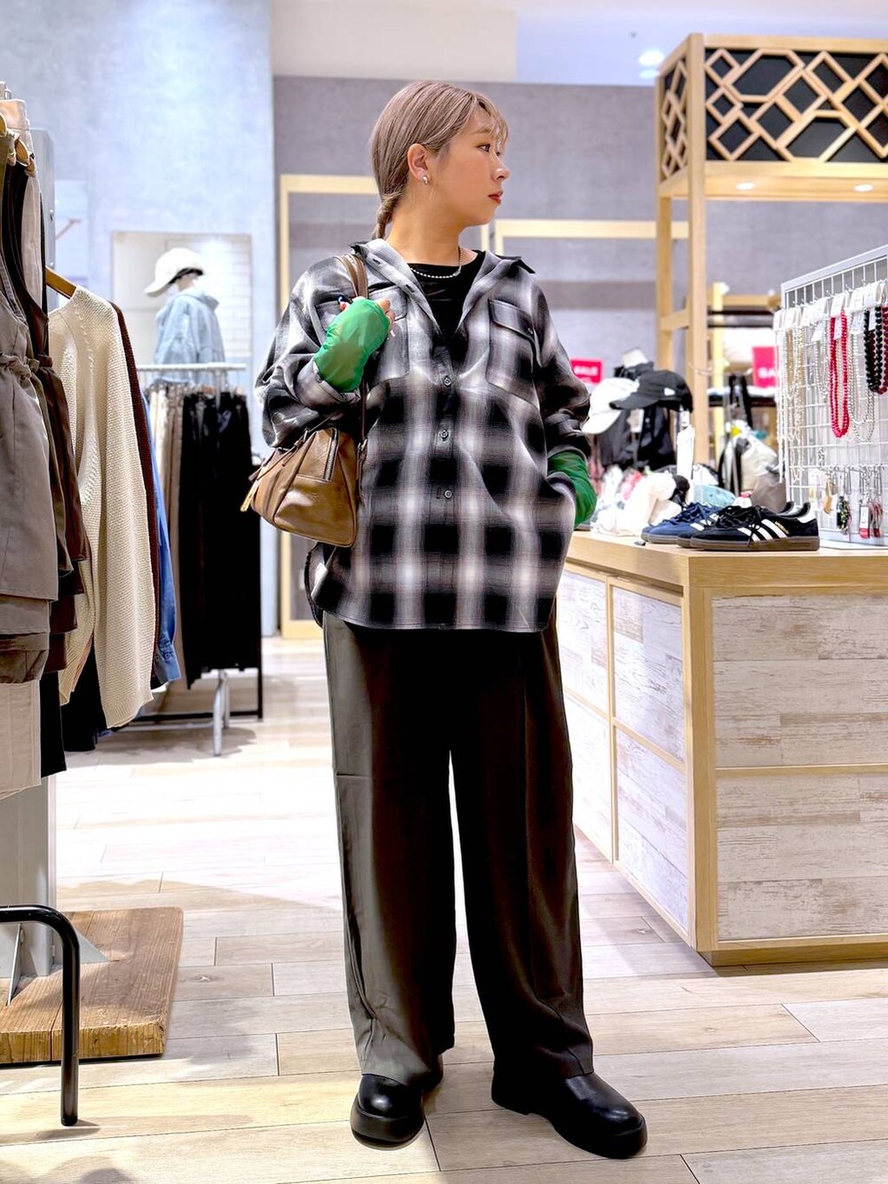 ブラック系のTシャツ/カットソー、グレー系のその他パンツ、ブラック系のシャツ/ブラウスを着用したレディースの秋コーディネートの6枚目の写真