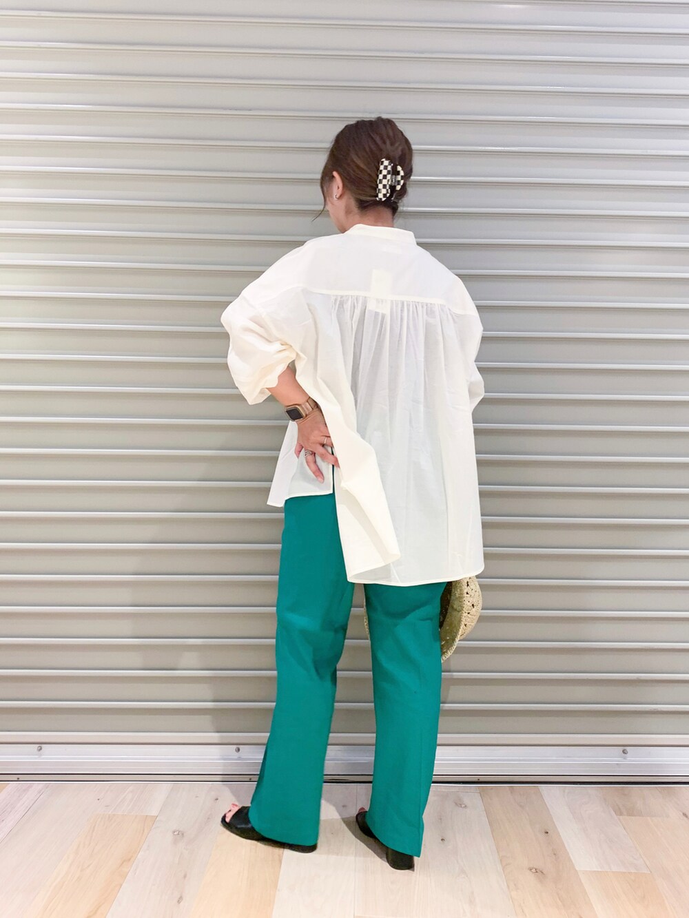 ホワイト系のシャツ/ブラウス、グリーン系のその他パンツ、ブラック系のその他シューズを着用したレディースの春コーディネートの5枚目の写真