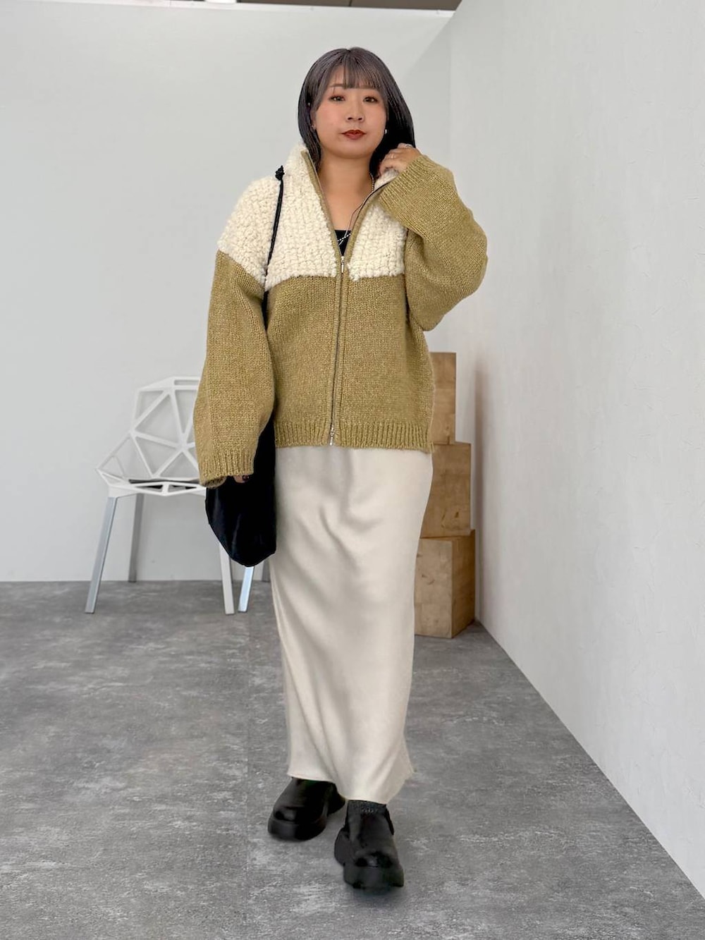 ホワイト系のスカート、ブラック系のサンダル、ブラック系のトートバッグを着用したレディースの秋コーディネートの7枚目の写真