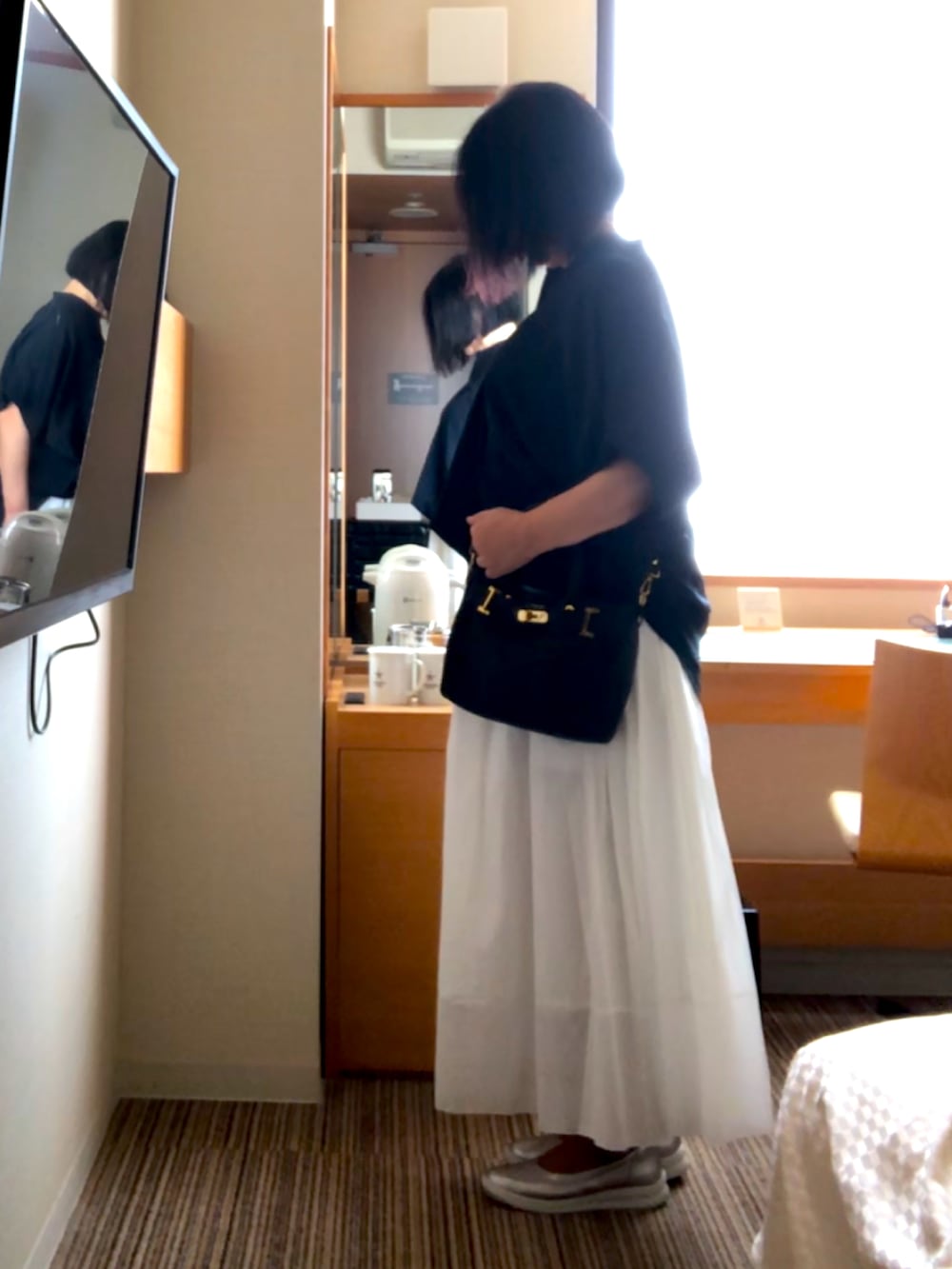 「春、大人可愛い、スカートコーデ、60代コーデ、旅行コーデ」｜「plageのCOTTON GATHERED スカート（スカート、ホワイト系）」を使った、ロビンさん（骨格ストレート・レディース・160cm）の春コーディネートの2枚目の写真