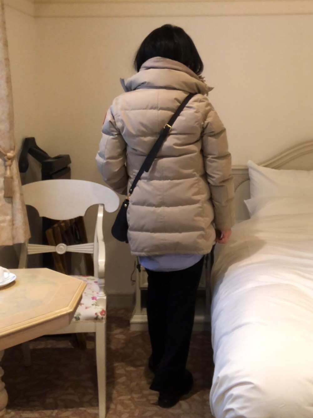 「マフラーぐるぐる、あったかコーデ、嵐山、60代コーデ」｜「CANADA GOOSEのアイテム（ダウンジャケット/コート、ベージュ系）」を使った、ロビンさん（骨格ストレート・レディース・160cm）の冬コーディネートの3枚目の写真