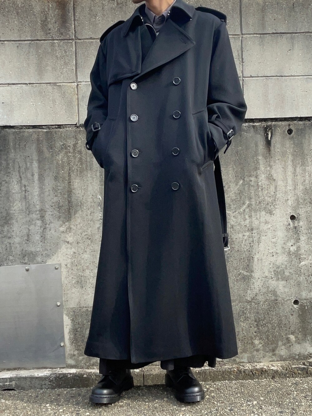 ブラック系のトレンチコート、ブラック系のカーディガン/ボレロ、グレー系のシャツ/ブラウスを着用したメンズの冬コーディネートの3枚目の写真