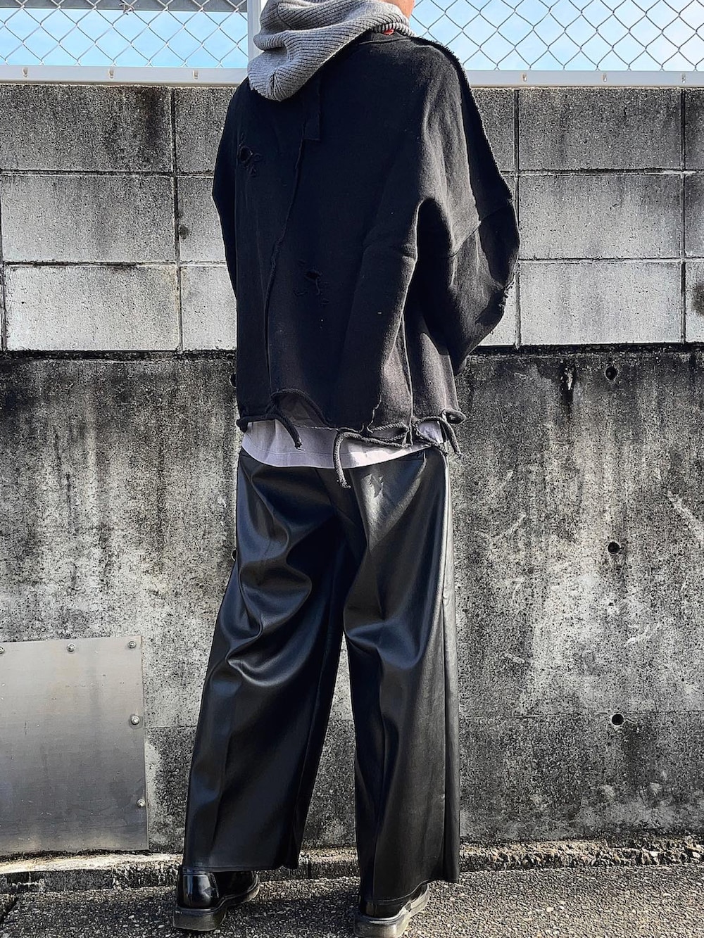 ブラック系のその他パンツ、ブラック系のスウェット、グレー系のTシャツ/カットソーを着用したメンズの秋コーディネートの5枚目の写真