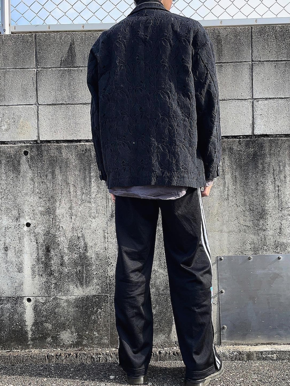 ブラック系のテーラードジャケット、グレー系のシャツ/ブラウス、ブラック系のローファーを着用したメンズの秋コーディネートの5枚目の写真