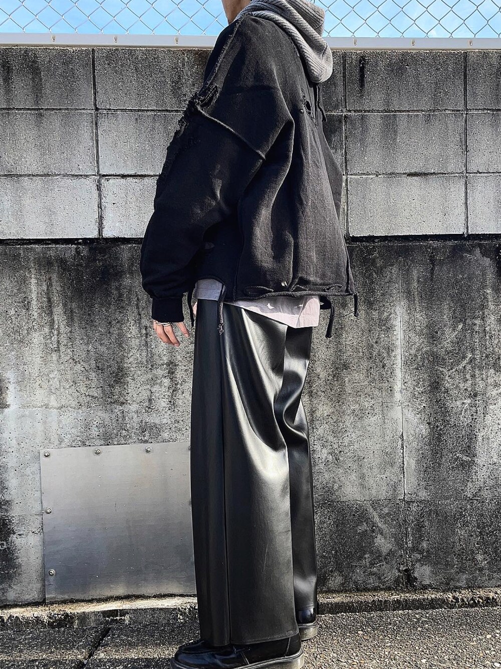 ブラック系のその他パンツ、ブラック系のスウェット、グレー系のTシャツ/カットソーを着用したメンズの秋コーディネートの3枚目の写真