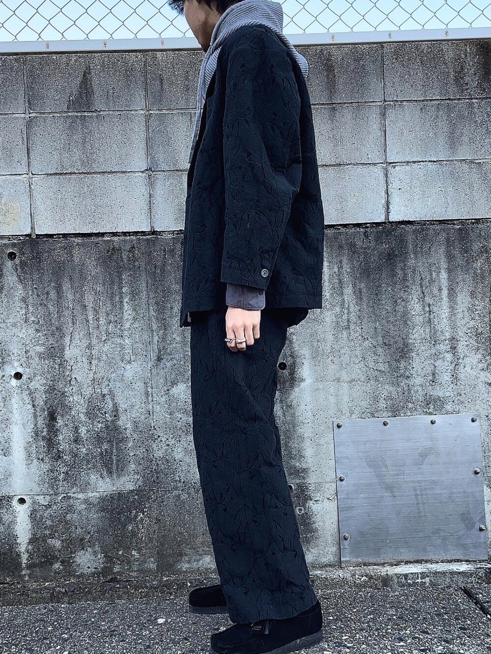 ブラック系のテーラードジャケット、ブラック系のその他パンツ、グレー系のシャツ/ブラウスを着用したメンズの秋コーディネートの3枚目の写真