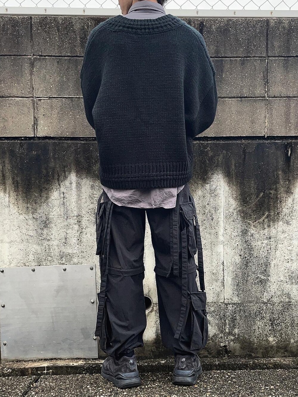 ブラック系のニット/セーター、グレー系のシャツ/ブラウス、ブラック系のその他パンツを着用したメンズの冬コーディネートの4枚目の写真