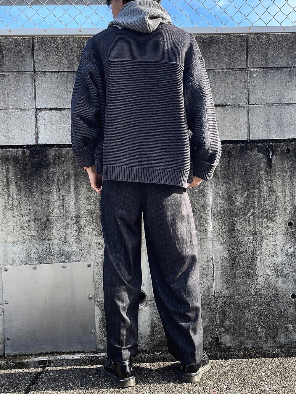 ブラック系のカーディガン/ボレロ、ブラック系のTシャツ/カットソー、ブラック系のスラックスを着用したメンズの秋コーディネートの3枚目の写真