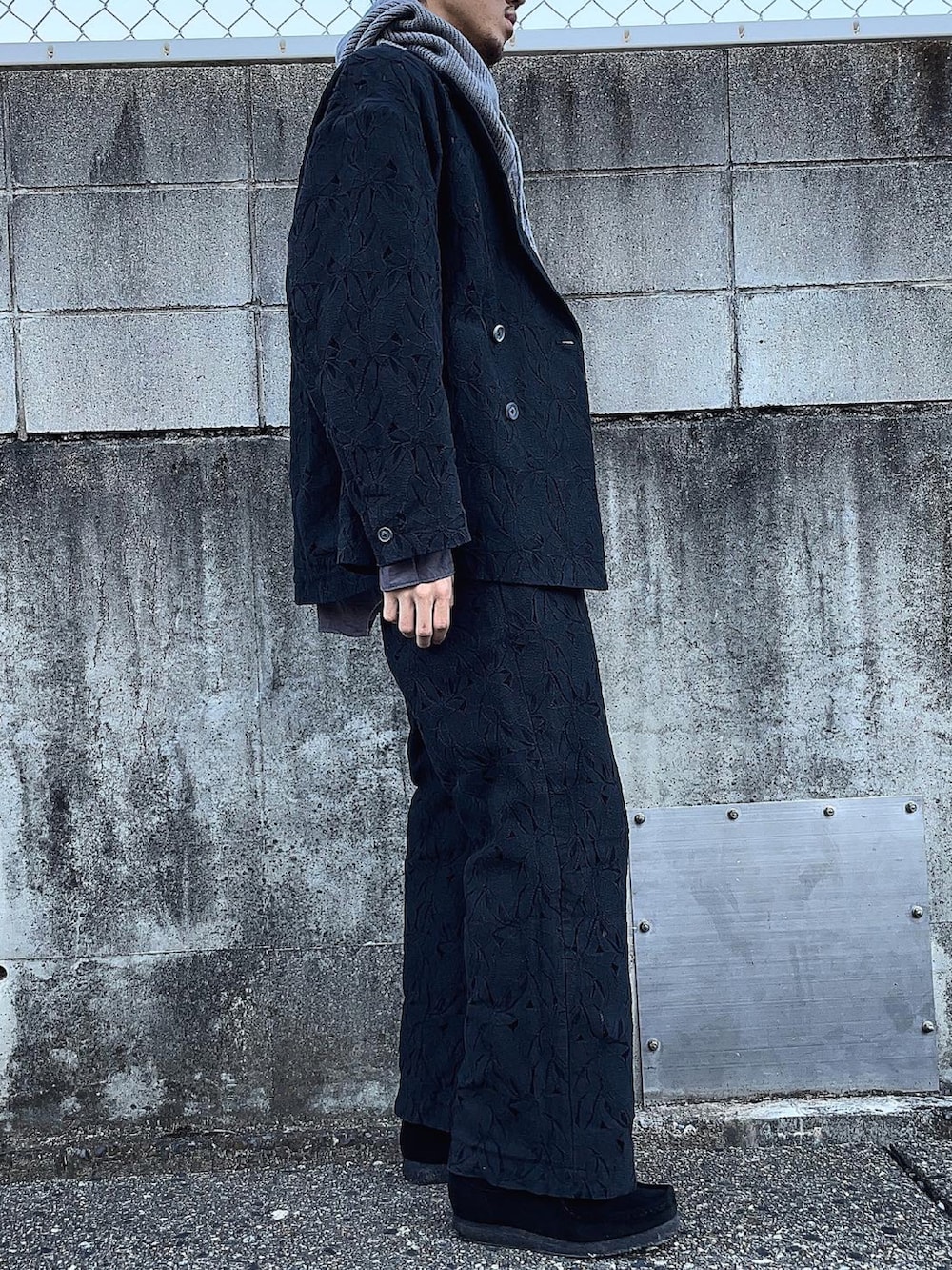 ブラック系のテーラードジャケット、ブラック系のその他パンツ、グレー系のシャツ/ブラウスを着用したメンズの秋コーディネートの4枚目の写真