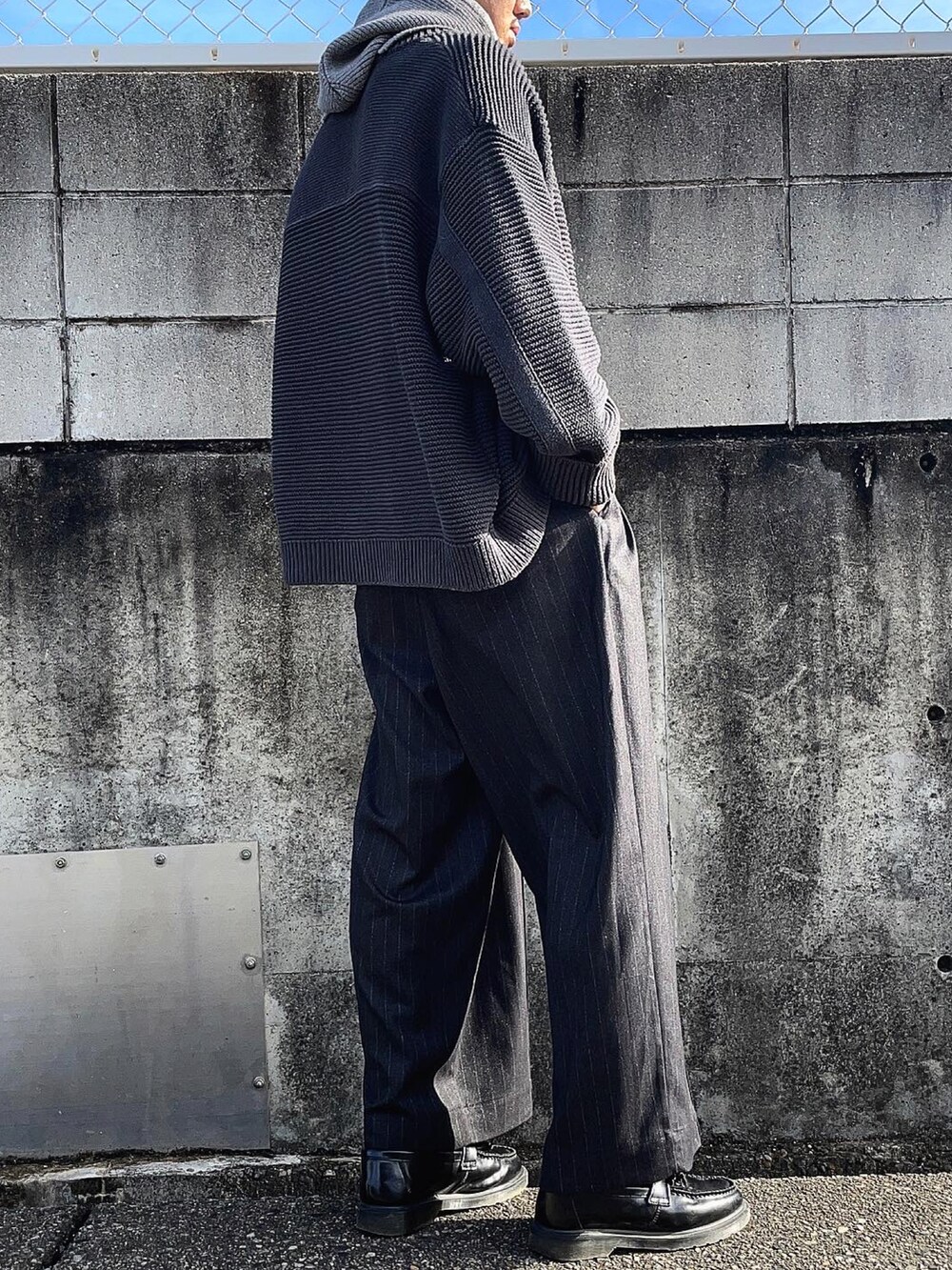 ブラック系のカーディガン/ボレロ、ブラック系のTシャツ/カットソー、ブラック系のスラックスを着用したメンズの秋コーディネートの4枚目の写真