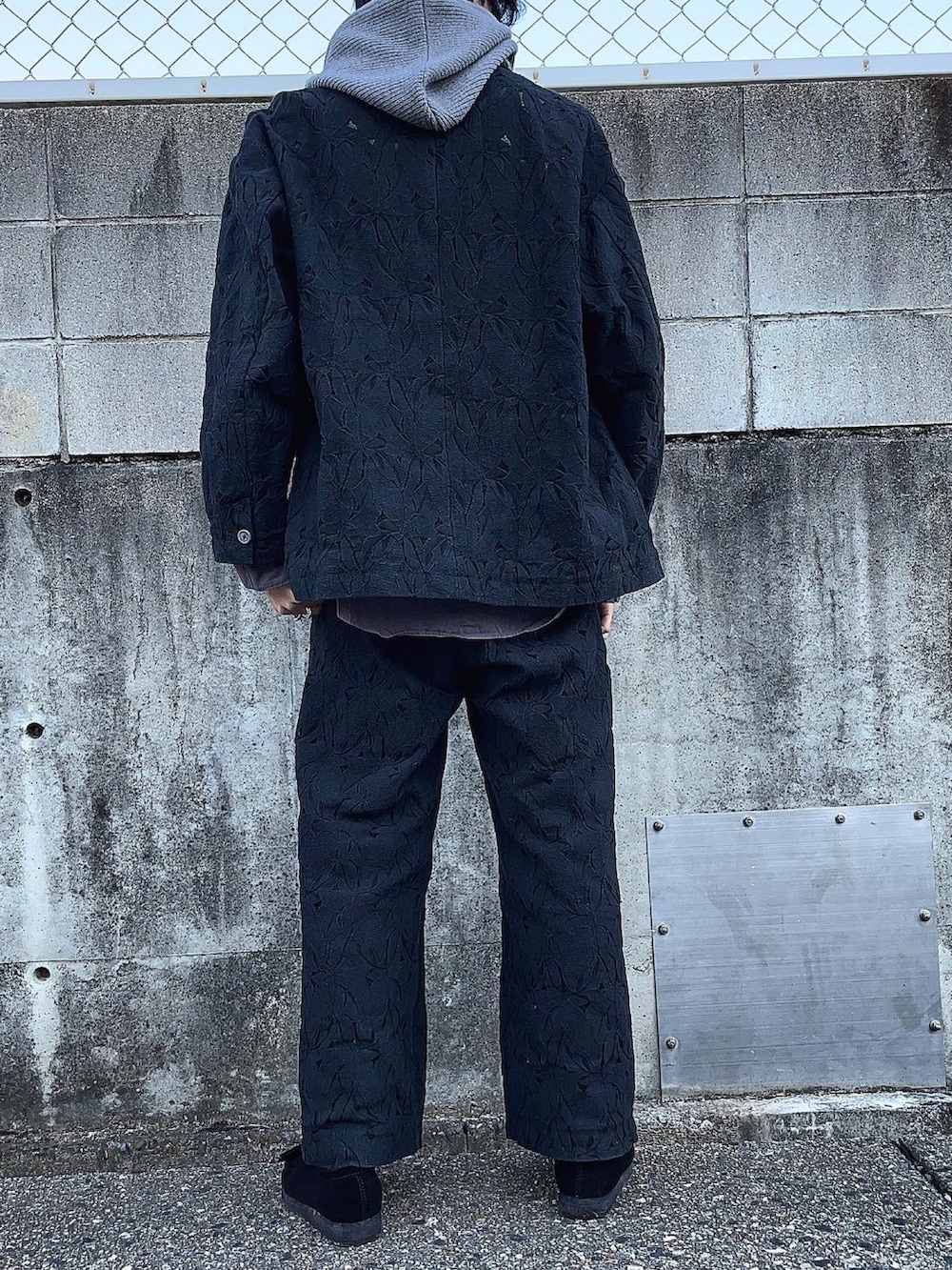 ブラック系のテーラードジャケット、ブラック系のその他パンツ、グレー系のシャツ/ブラウスを着用したメンズの秋コーディネートの5枚目の写真