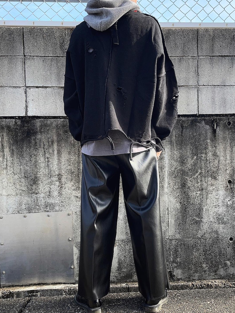 ブラック系のその他パンツ、ブラック系のスウェット、グレー系のTシャツ/カットソーを着用したメンズの秋コーディネートの4枚目の写真