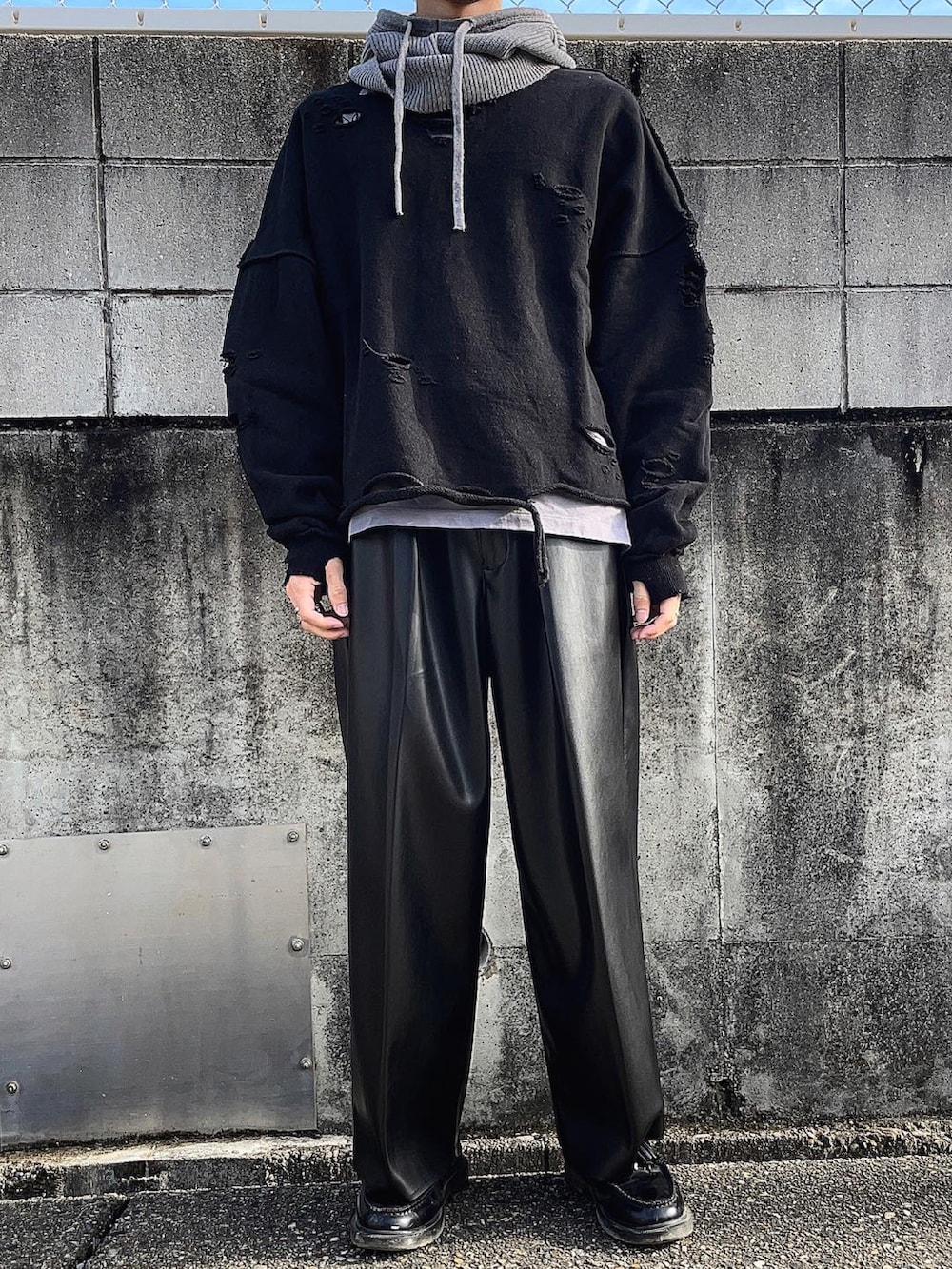 ブラック系のその他パンツ、ブラック系のスウェット、グレー系のTシャツ/カットソーを着用したメンズの秋コーディネートの2枚目の写真