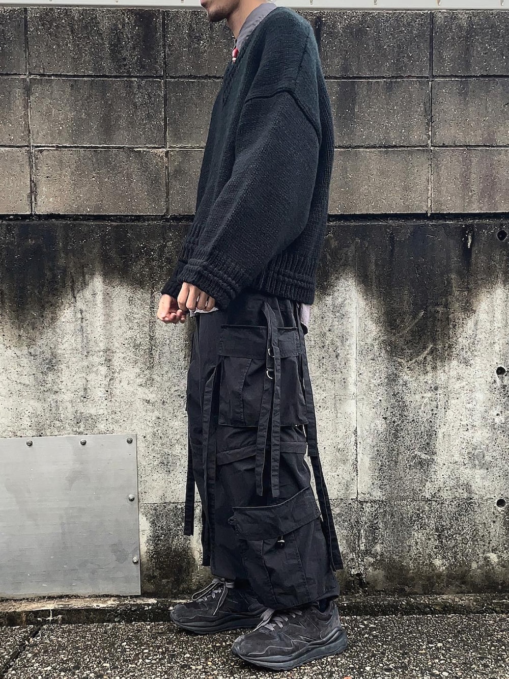 ブラック系のニット/セーター、グレー系のシャツ/ブラウス、ブラック系のその他パンツを着用したメンズの冬コーディネートの3枚目の写真