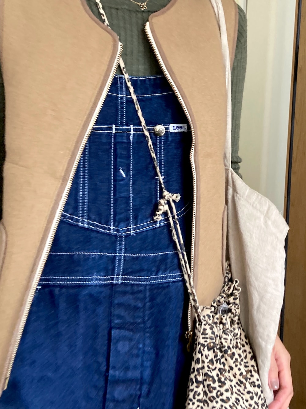 「Lee、トートバッグ、ベストコーデ、秋コーデ、おきにいりアイテム、秋色」｜「REGALのアイテム（ローファー、ブラウン系）」を使った、33さん（骨格ナチュラル・レディース・167cm）の秋コーディネートの2枚目の写真