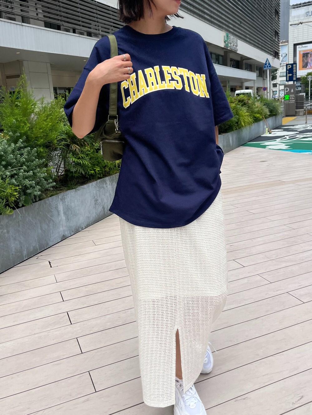 ブルー系のTシャツ/カットソー、ホワイト系のスカートを着用したレディースの夏コーディネートの3枚目の写真