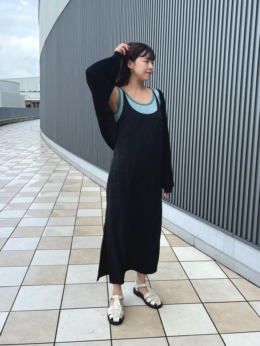 ブラック系のカーディガン/ボレロを着用したレディースの夏コーディネートの3枚目の写真