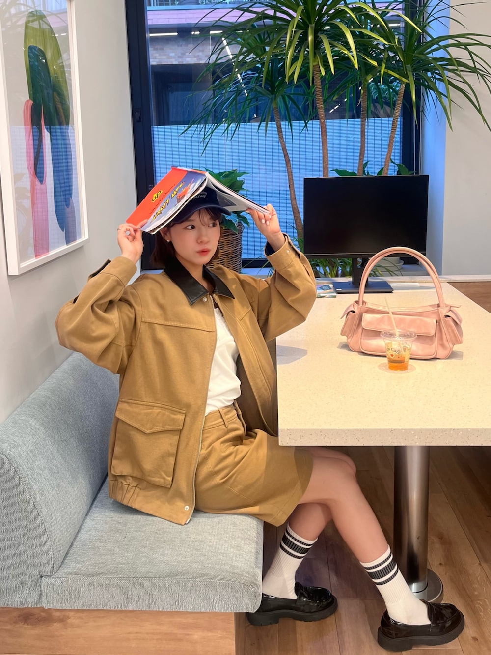 ホワイト系のTシャツ/カットソー、ベージュ系のその他アウター、ベージュ系のスカートを着用したレディースの春コーディネートの2枚目の写真