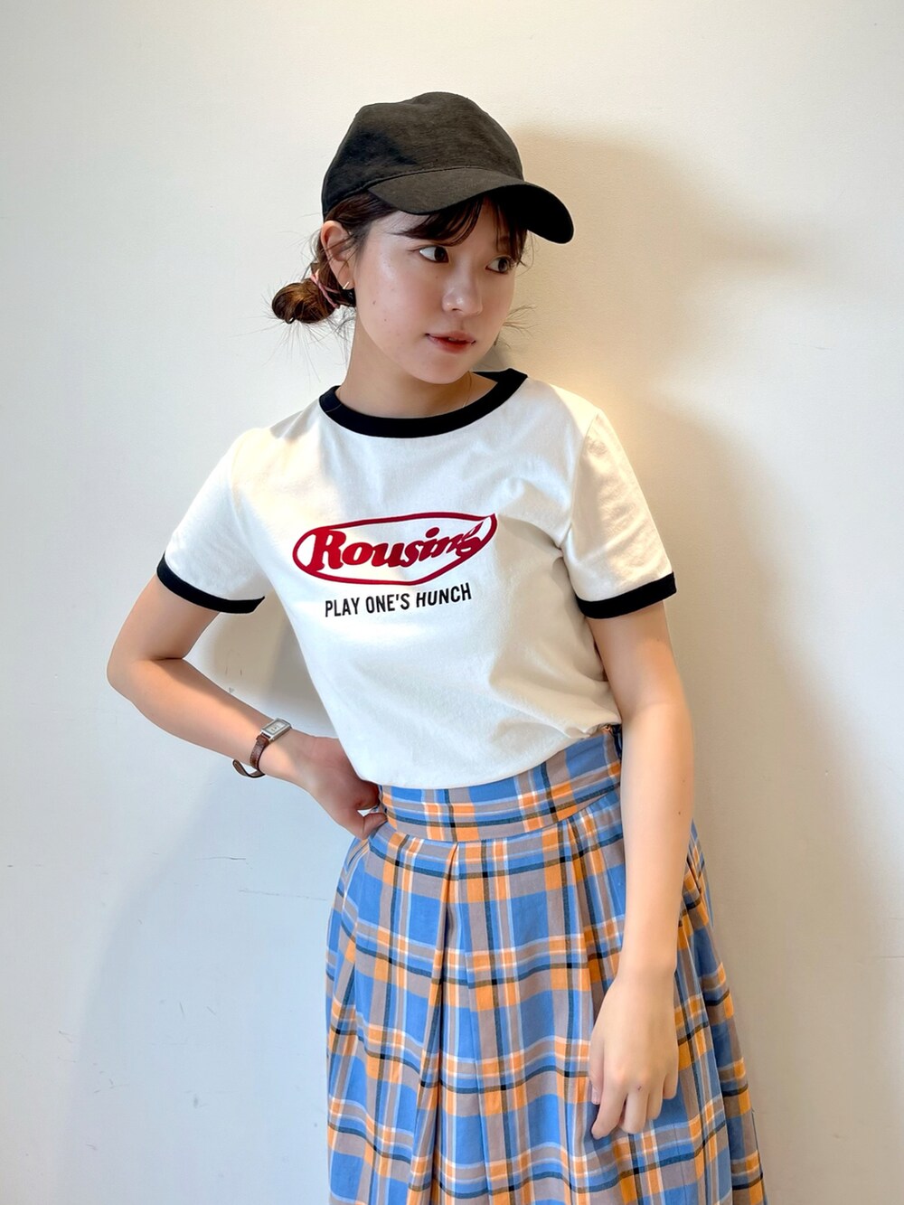 ホワイト系のTシャツ/カットソー、ブルー系のスカートを着用したレディースの春コーディネートの2枚目の写真