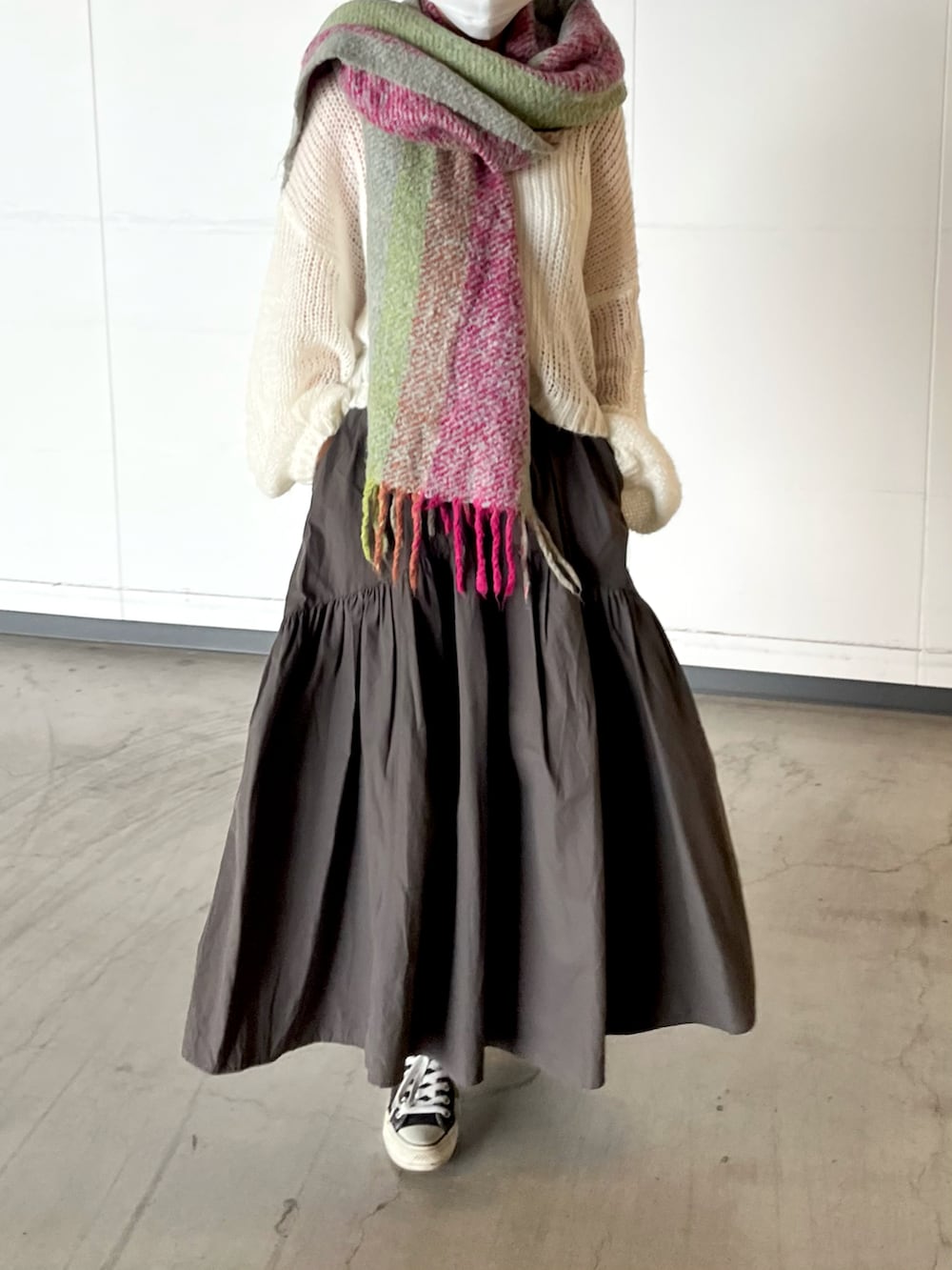 ホワイト系のニット/セーターを着用したレディースの冬コーディネートの2枚目の写真