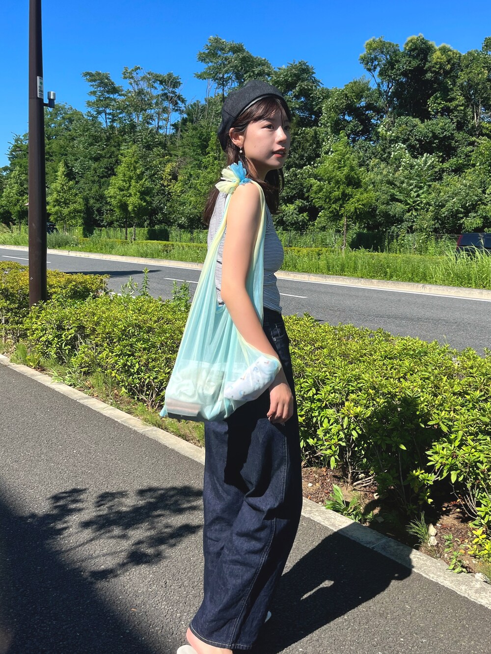 ホワイト系のTシャツ/カットソー、ホワイト系のサンダルを着用したレディースの夏コーディネートの4枚目の写真