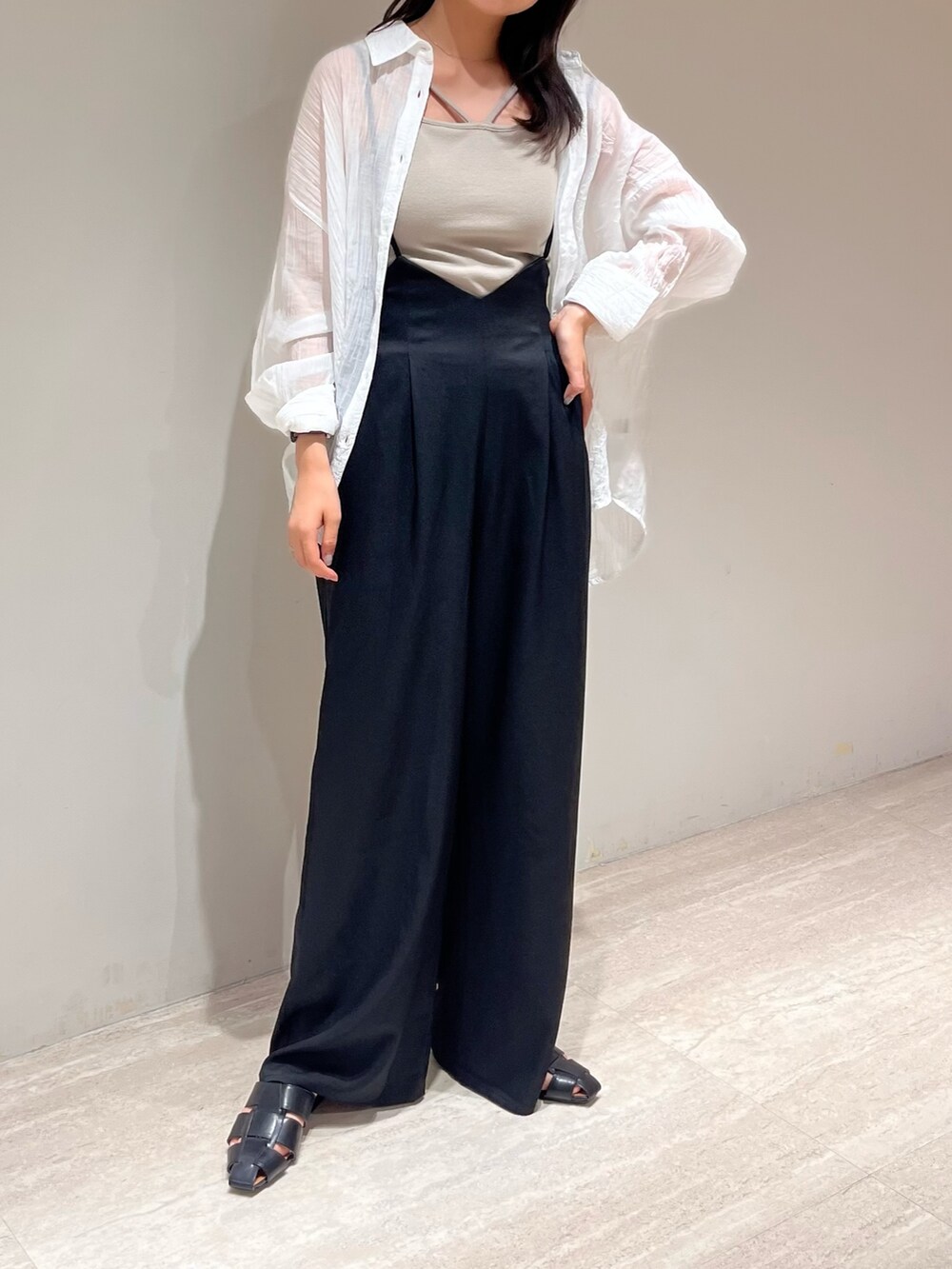 ブルー系のシャツ/ブラウス、ブラック系のサロペット/オーバーオール、ゴールド系のサンダルを着用したレディースの夏コーディネートの3枚目の写真