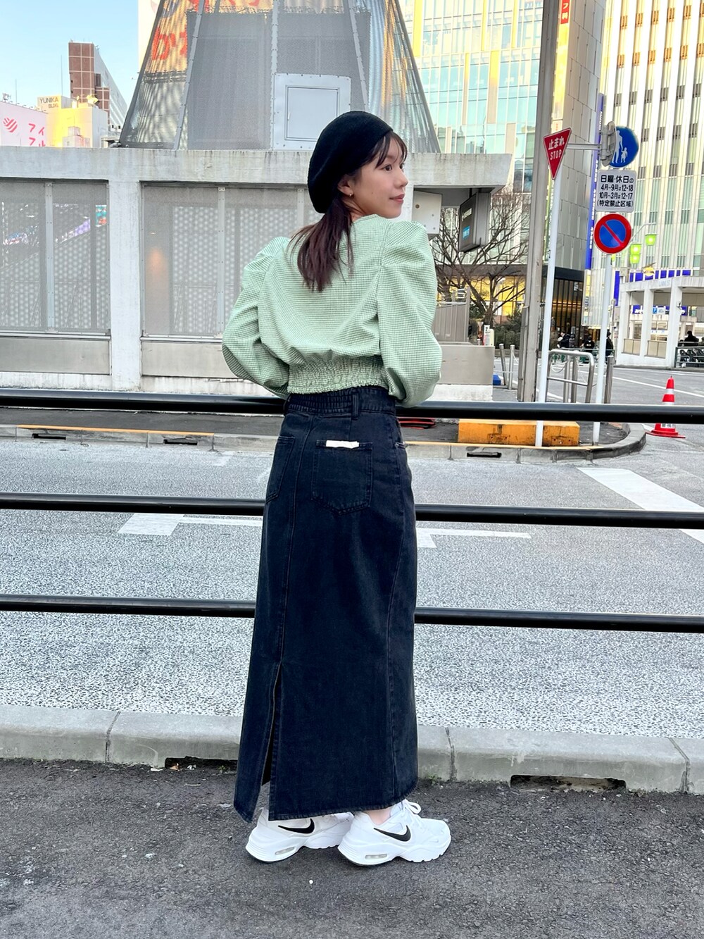 グリーン系のシャツ/ブラウス、ブラック系のスカート、ホワイト系のシューズを着用したレディースの冬コーディネートの3枚目の写真