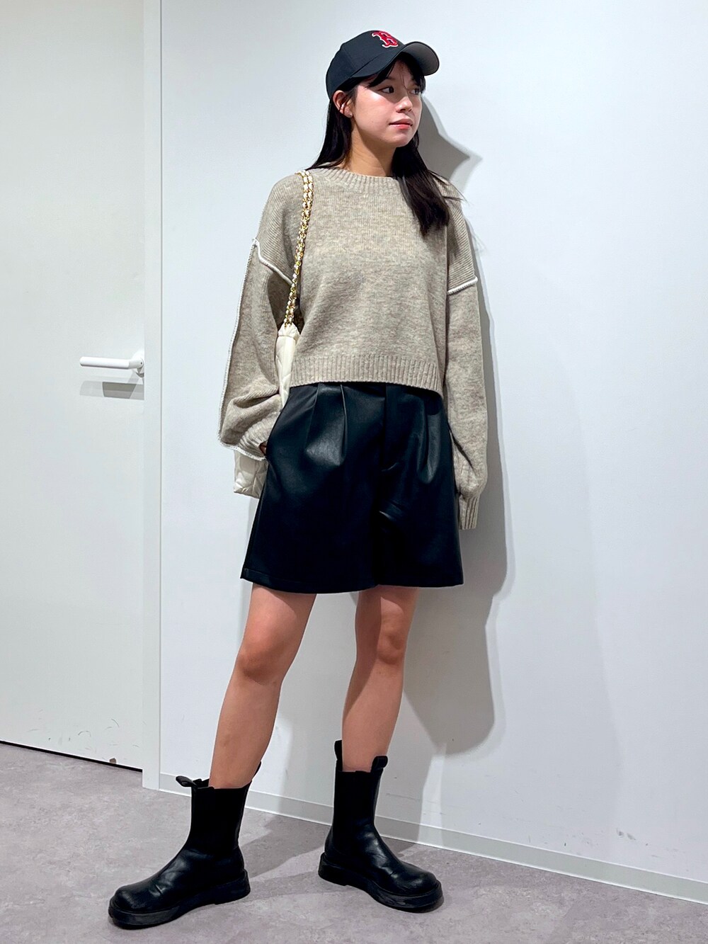 ベージュ系のニット/セーター、ブラック系のその他パンツ、ブラック系のトートバッグを着用したレディースの冬コーディネートの2枚目の写真