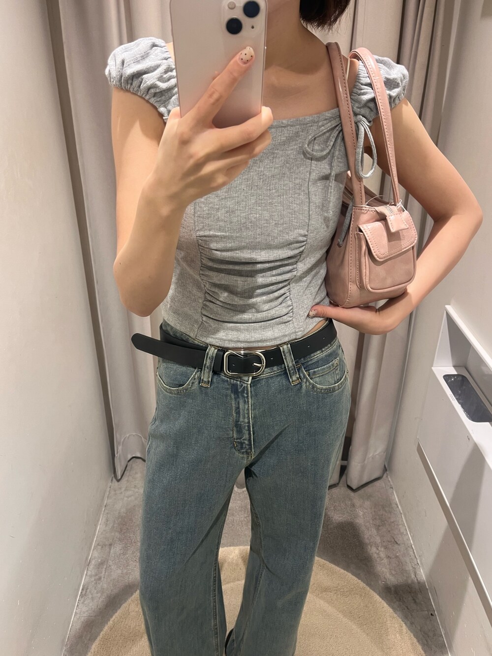 グレー系のTシャツ/カットソー、ブルー系のデニムパンツを着用したレディースの春コーディネートの2枚目の写真