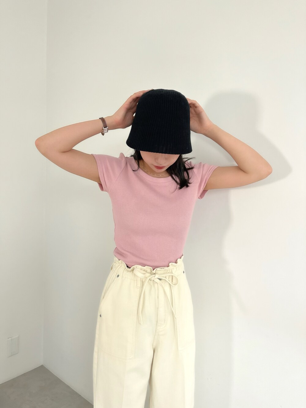 ピンク系のTシャツ/カットソー、ホワイト系のその他パンツ、ホワイト系のハットを着用したレディースの夏コーディネートの3枚目の写真