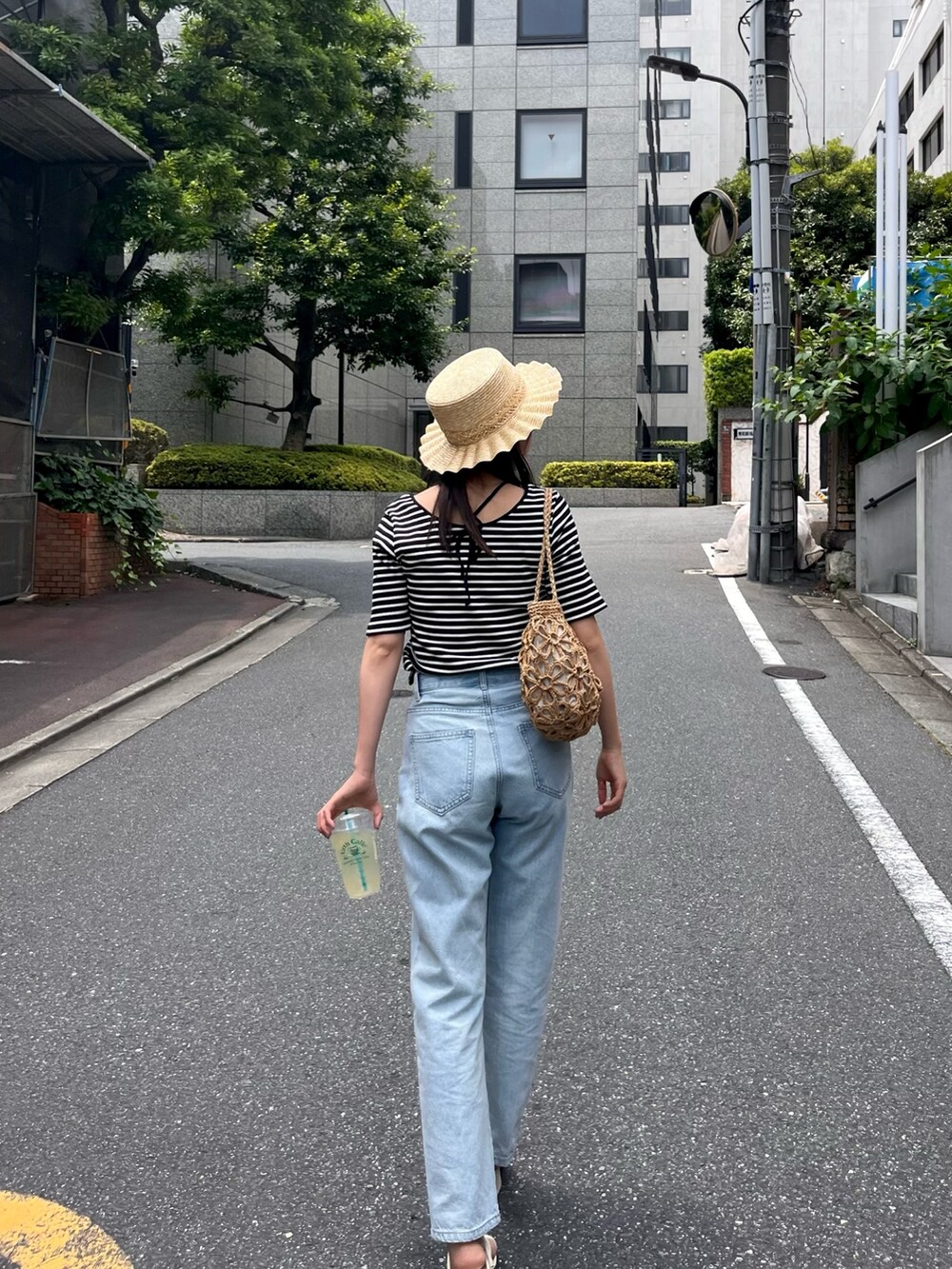 「大人カジュアル、夏コーデ、休日スタイル、麦わら帽子、デニム、かごバッグ、今日のコーデ、おでかけコーデ、おしゃれさんと繋がりたい、ボーダー、デニムコーデ、フリーズマート(FREE'S MART)、カンカン帽、フェススタイル」｜「FREE'S MARTの◆ホルターネック半袖カットソー（Tシャツ/カットソー、ホワイト系）」を使った、𝐑𝐈𝐎さん（レディース・163cm）の夏コーディネートの3枚目の写真