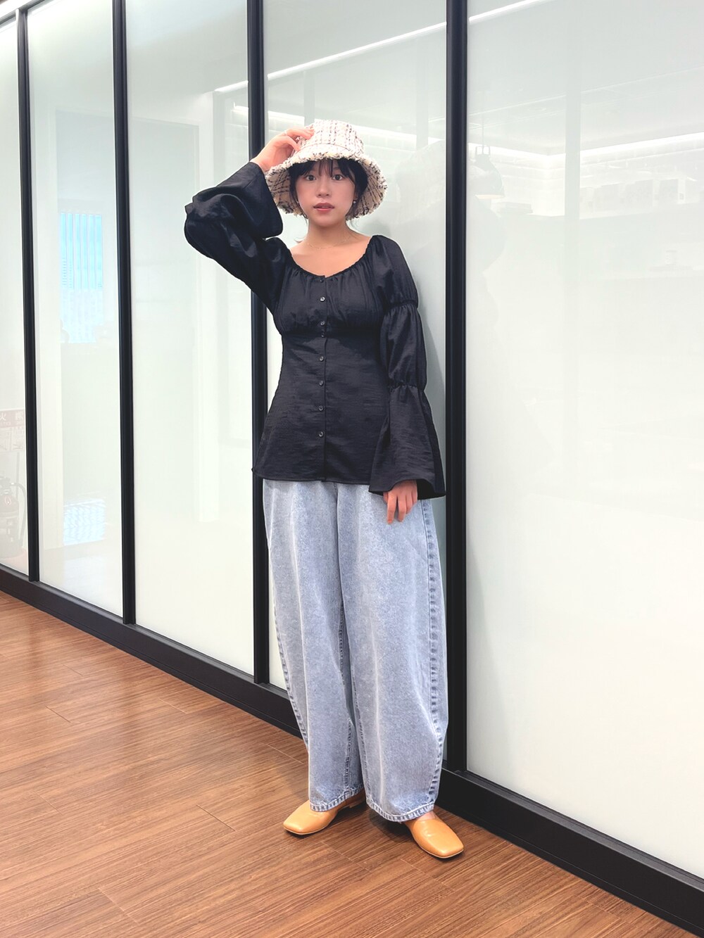 ブラック系のシャツ/ブラウス、ブルー系のデニムパンツ、ホワイト系のハットを着用したレディースの夏コーディネートの3枚目の写真