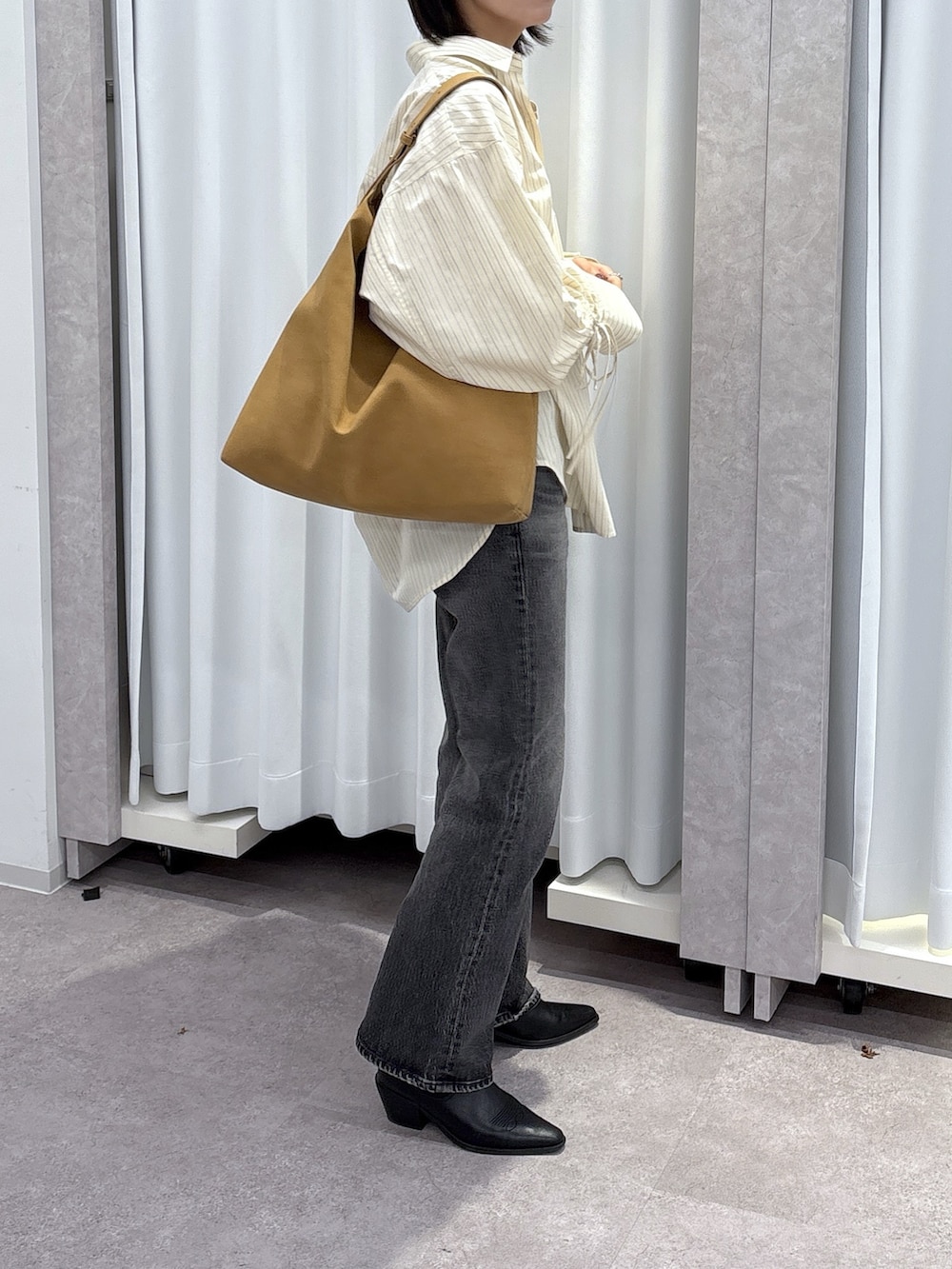 ホワイト系のシャツ/ブラウス、ブルー系のデニムパンツを着用したレディースの秋コーディネートの2枚目の写真